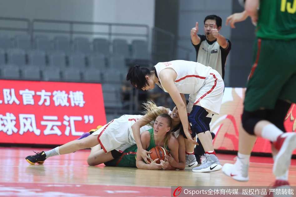 赵爽妙传激活全场 女篮大胜立陶宛豪取两连胜 赵爽在场上全力回防,与对手在激烈的拼抢中纠缠在一起,互不相让。