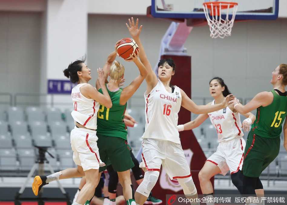 赵爽妙传激活全场 女篮大胜立陶宛豪取两连胜 陈晓佳在严密防守下,依然冷静地观察场上局势,举手示意队友跑位。