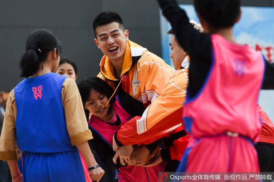 赵继伟和方硕并肩而立，被一群笑容灿烂的小球员簇拥在中间，所有人对着镜头比出大拇指，画面定格在满是希望的瞬间。