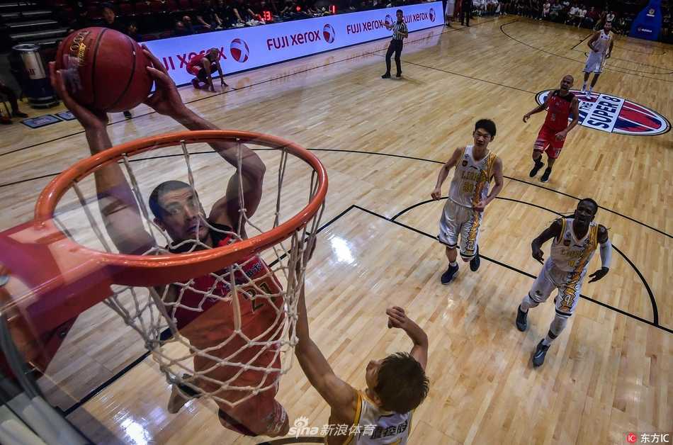 超级八澳门篮球邀请赛季军战经典对决 赛后双方球员友好致意,琉球黄金帝王球员虽面露遗憾,但仍与对手击掌,展现了纯粹的体育精神。