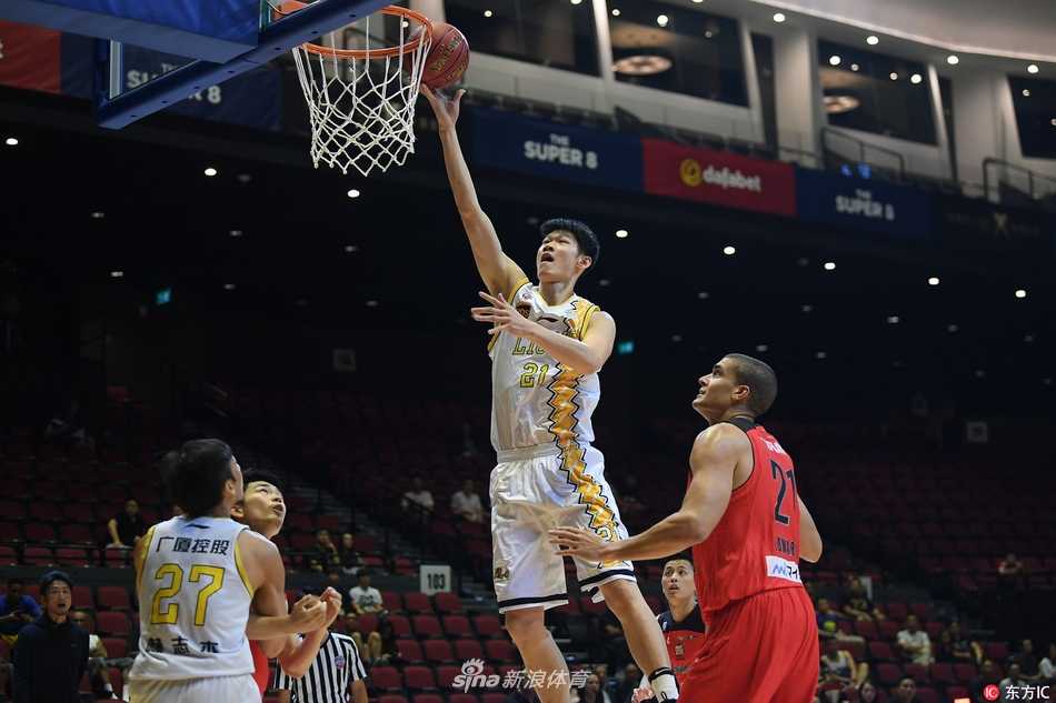 日本后卫富樫勇遇面对广厦高塔防守，急停跳投出手一气呵成