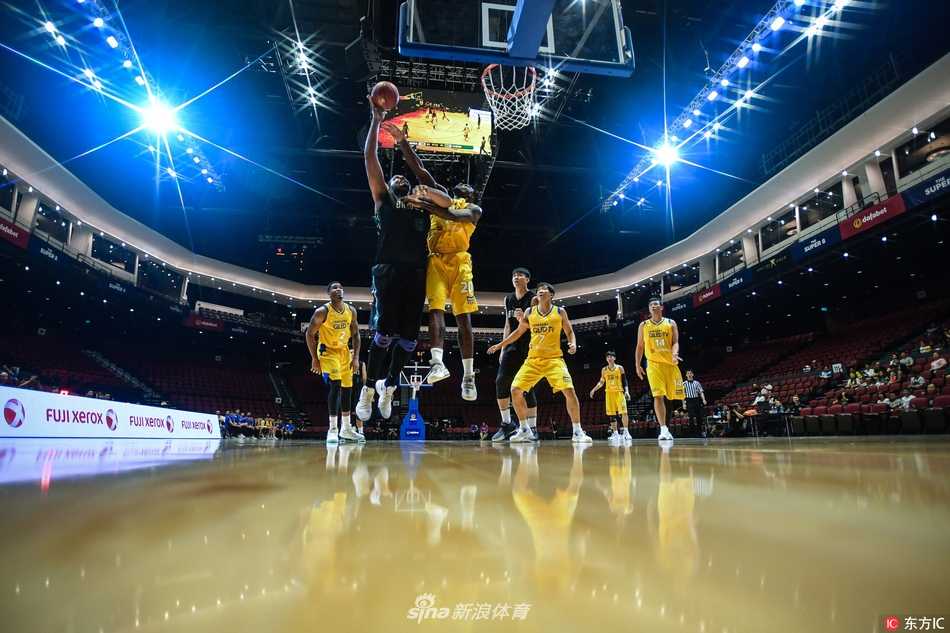 超级八澳门篮赛首尔三星射落富邦勇士 张宗宪飙二十一分难救主 林志杰持球面对千叶喷射机防守,标志性的跨步运球试图摆脱,广厦队替补席球员神情紧张关注。
