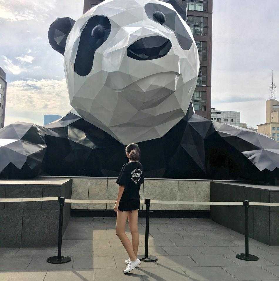 库里运球疾驰侧影，肌肉线条紧绷目光如炬，在对手围堵中杀出一条属于冠军的血路