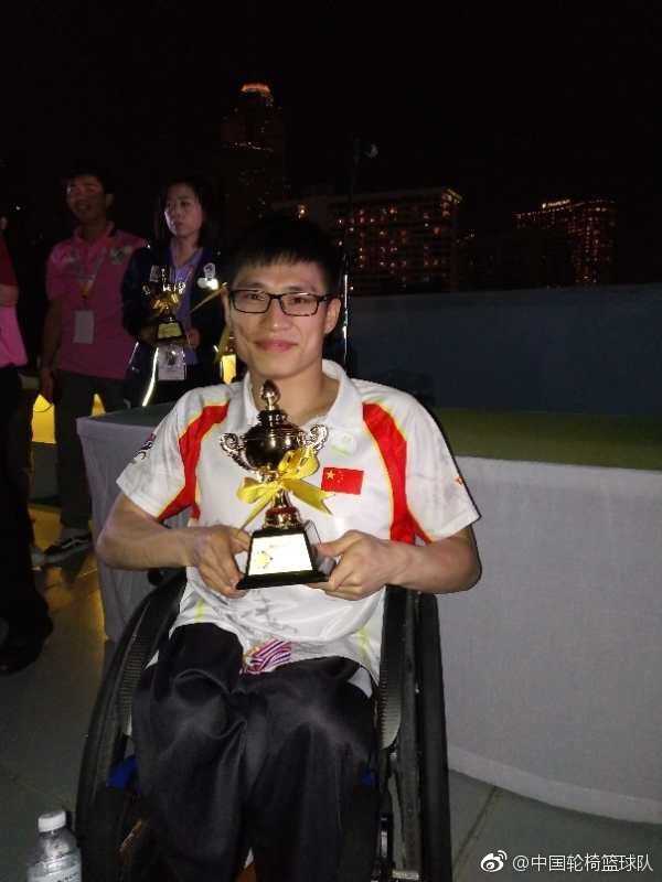 中国队球员在夺冠后神情激动，他们紧握双拳，轮椅上的身躯仿佛蕴含着千钧之力，背景的记分牌定格在57-54，记录下这荣耀的一刻。