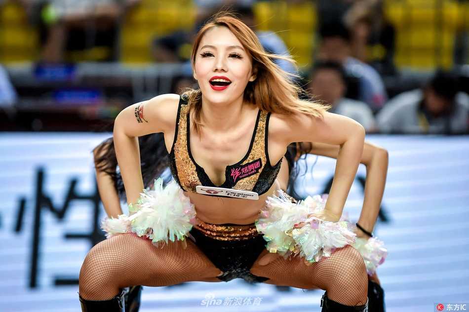 炫舞团啦啦宝贝在郴州亚冠杯赛场上跃起转身，超短裙摆在空中划出青春弧线