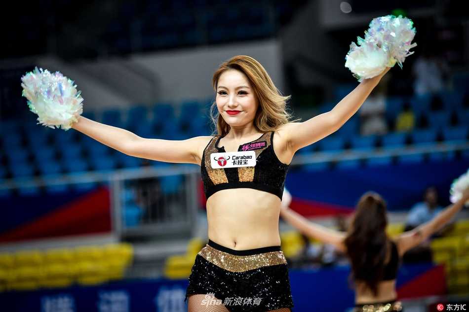 谢幕时分，所有啦啦宝贝聚集在球场中央，手拉手向热情的郴州观众致意