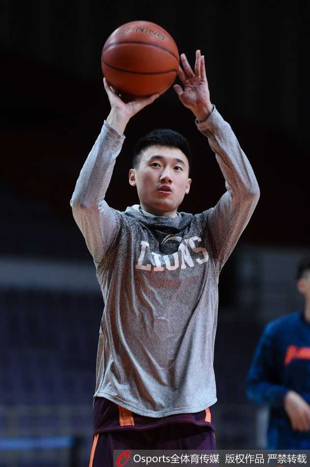 辫子哥的魔法秀:广厦赛前欢乐多,福特森领衔备战CBA焦点战 辫子哥福特森在训练中咧嘴大笑,搞怪表情逗乐全场队友