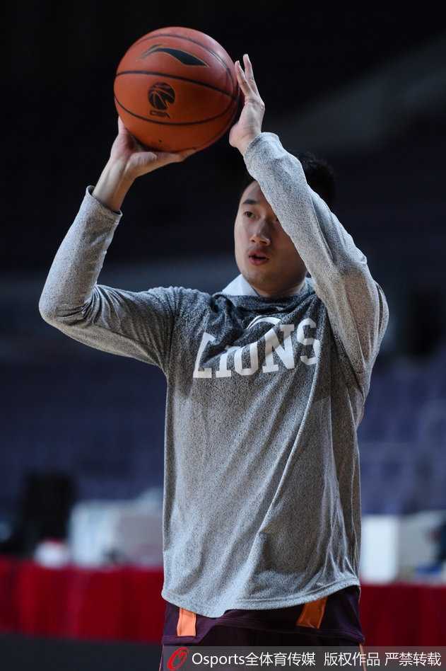 辫子哥的魔法秀:广厦赛前欢乐多,福特森领衔备战CBA焦点战 训练结束福特森心情大好,挥手致意间仿佛已对胜利胸有成竹