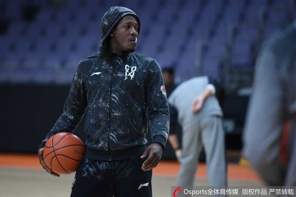 辫子哥的魔法秀:广厦赛前欢乐多,福特森领衔备战CBA焦点战 广厦全队训练气氛融洽,福特森与年轻球员勾肩搭背笑成一团