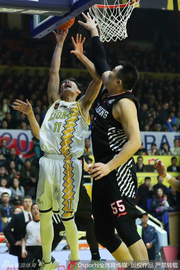 王征面对韩德君的强硬防守，高举高打，利用身高优势觅得机会，指尖轻轻一拨将球送入篮筐。