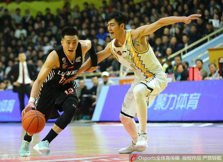 郭艾伦如利刃般撕裂广厦防线，高高跃起挑战篮筐，眼神中满是杀伐决断的霸气。