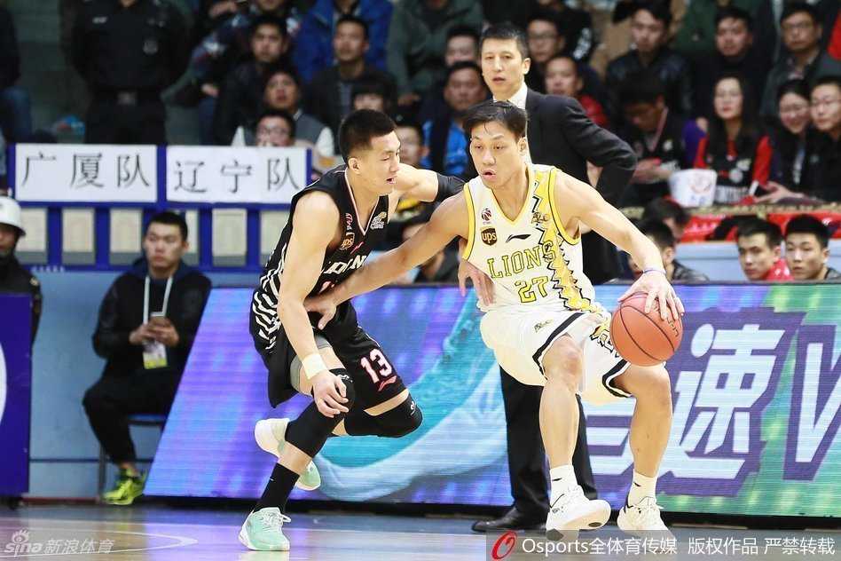 辽厦烽火数年缠斗,郭士强与李春江的斗法从未如此激烈 广厦体育馆内灯火通明,场上球员肌肉紧绷,裁判全神贯注,一场恶战仿佛随时在哨响间引爆。