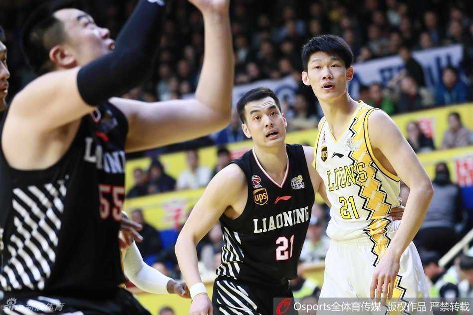 辽厦烽火数年缠斗,郭士强与李春江的斗法从未如此激烈 郭艾伦面对防守沉着重心,眼神锐利如刀,正在寻觅着对手防线最细微的裂缝。