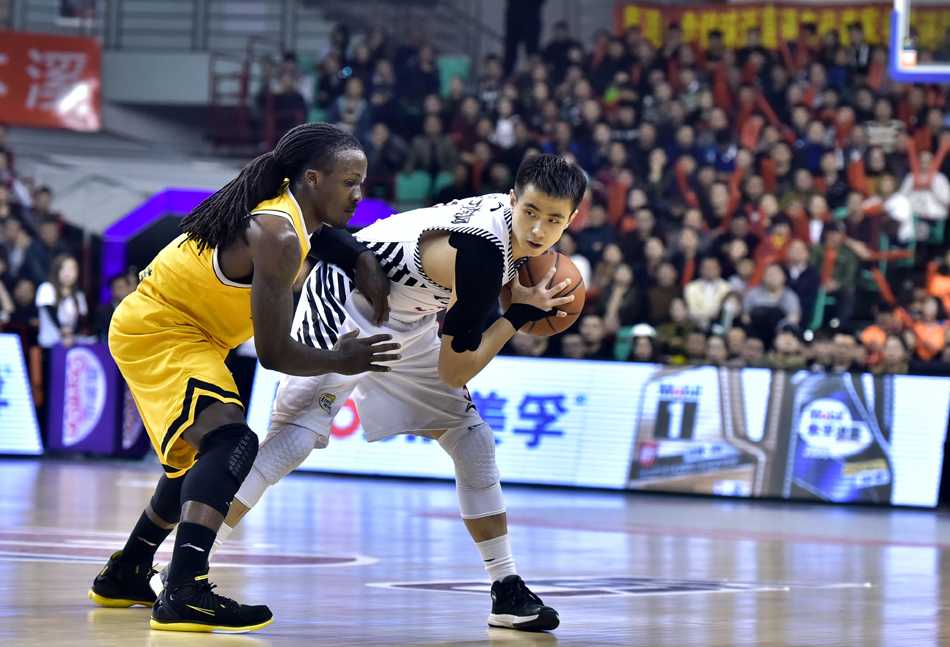 比赛结束后，辽宁队的郭艾伦与广厦队的福特森放下赛场上的恩怨，两人紧紧拥抱，英雄相惜。