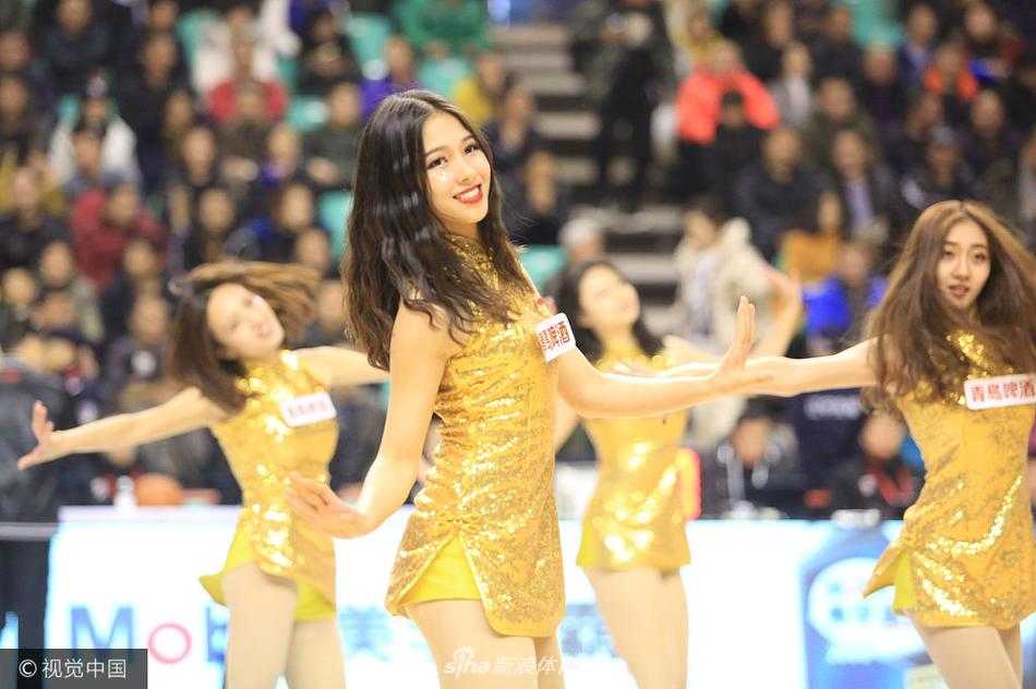表演接近尾声，拉拉队员们集体向观众席致意，金色的裙摆在灯光下连成一片，她们的热情舞蹈为这个比赛日画上了圆满的句号。