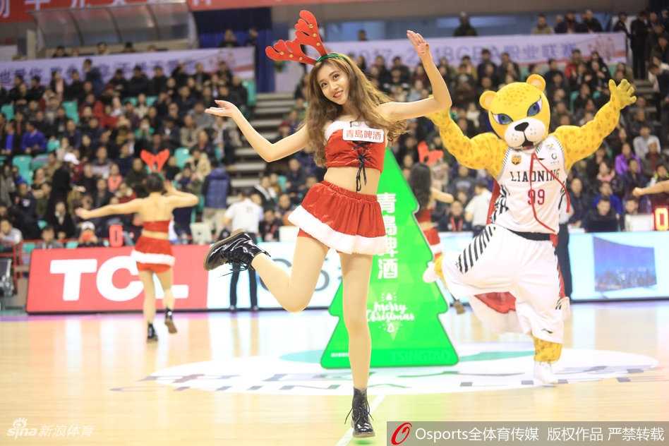 辽宁男篮主场大捷,赛场“鹿女郎”热舞点燃冬日激情 ‘鹿女郎’们在场地中央纵情热舞,整齐划一的动作与修长的身姿,诠释着力量与性感的完美结合