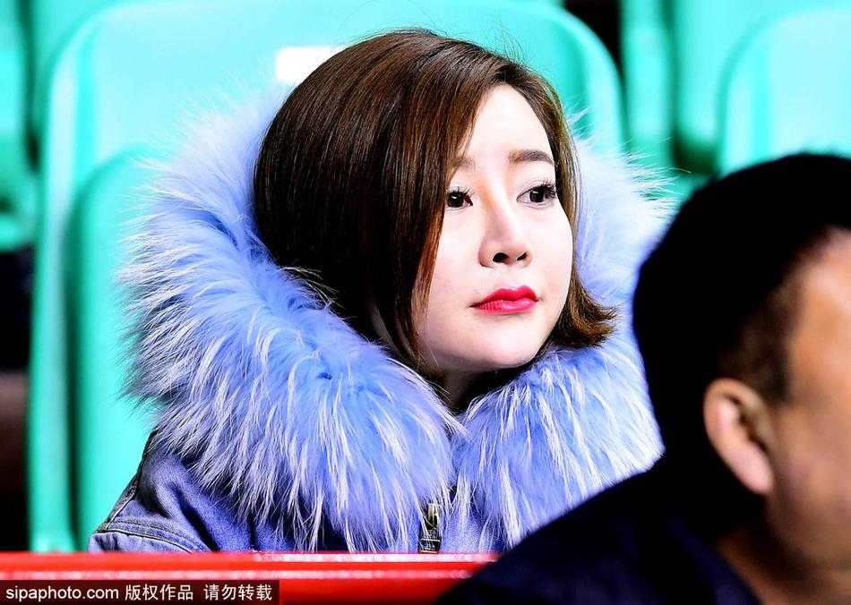 镜头拉近，孙婉晴那精致的侧脸和专注的神情让人过目难忘，她扎着简单的马尾，在喧嚣的球场中静静地看着场上局势，宛如一道靓丽的风景线。