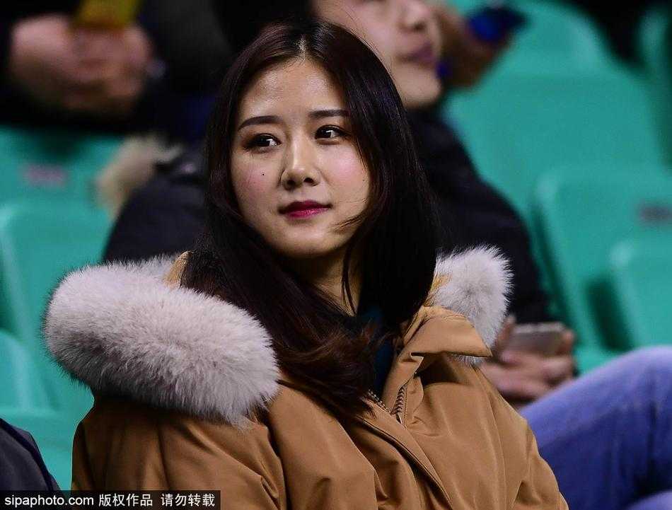 当辽宁队打出精彩进攻时，孙婉晴终于露出了灿烂的笑容，她开心地鼓掌，眉眼弯弯，那份发自内心的喜悦感染了周围的每一个人，这一刻，她是全场最幸福的球迷。