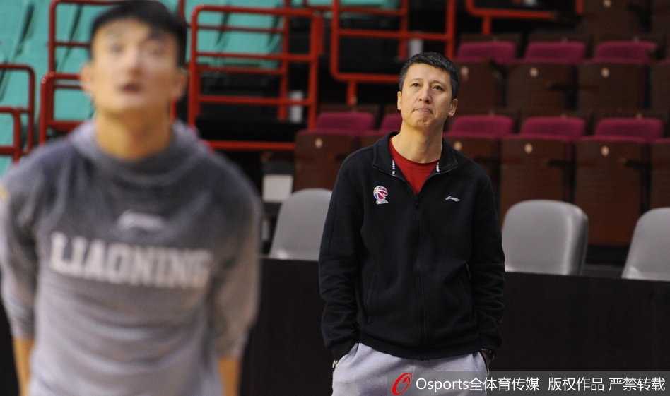 巴斯在训练中篮下强攻，表情专注，肌肉线条分明