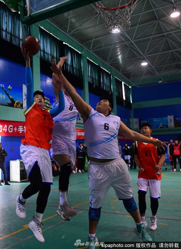 专业组的对抗更为激烈，两位球员高高跃起在空中争夺球权，身体对抗的张力在瞬间爆发，定格了篮球运动最原始的硬核美感。