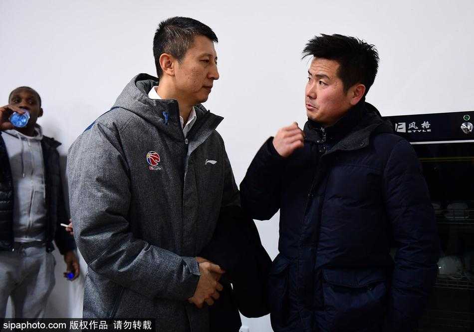 哈德森在人群中露出灿烂笑容与粉丝互动，他手中的篮球仿佛连接起职业体育与大众健身的桥梁