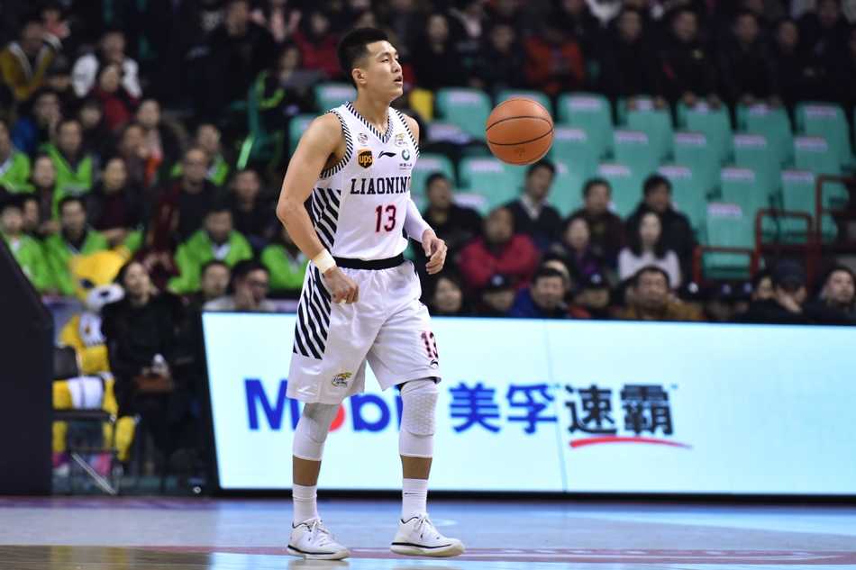 辽宁队组织后卫赵继伟面对西热力江的死亡缠绕，从容不迫地指挥着队友跑位，他敏锐地捕捉到队友的切入时机，送出一记穿透力极强的击地妙传。