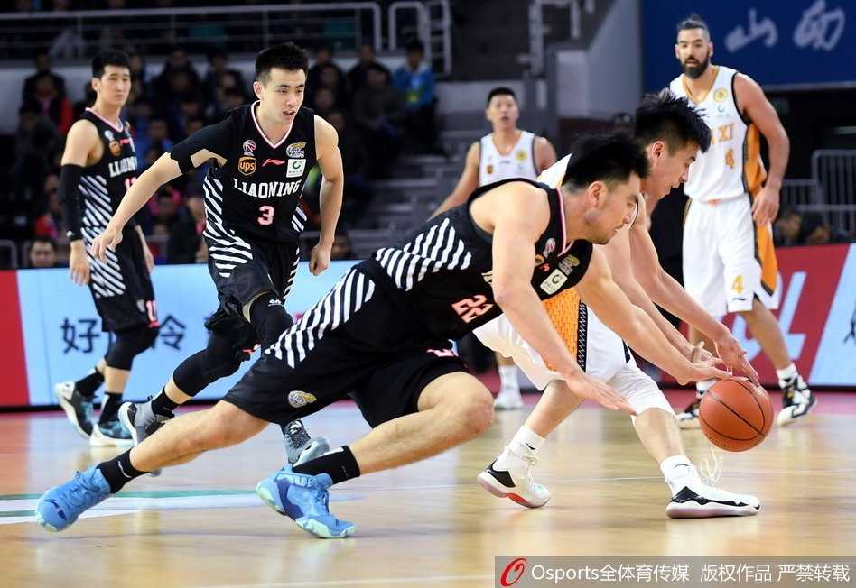 巴斯旱地拔葱，在山西内线群中上演惊天补扣，单手狠狠将球砸进篮筐，整个球馆瞬间被他的暴力美学点燃。