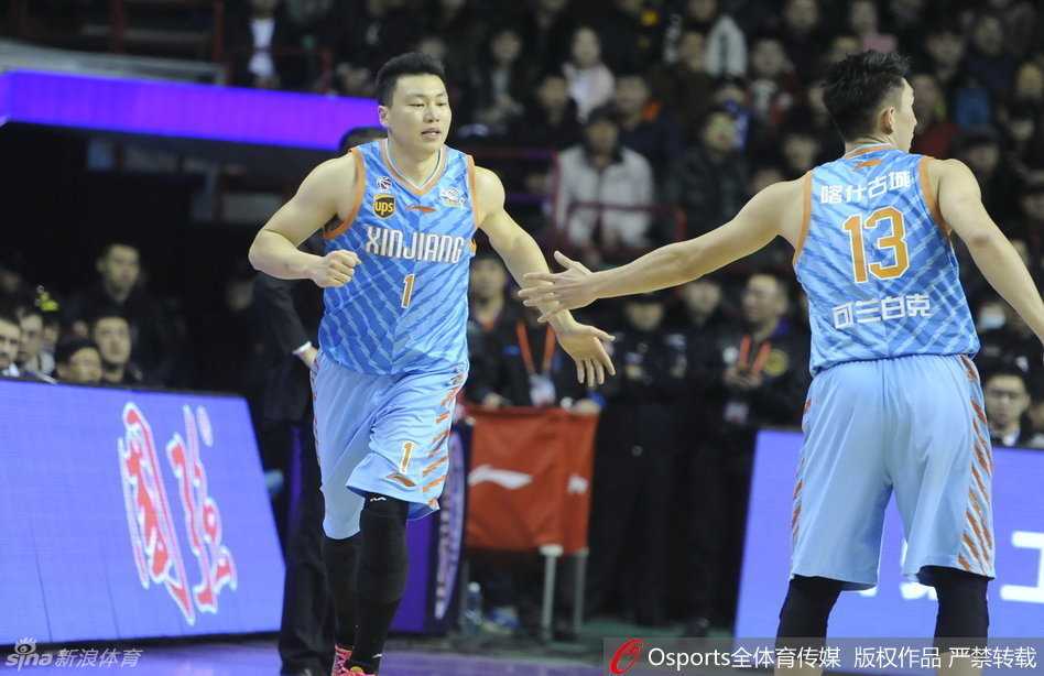 郭艾伦运球强行突破，如利刃般直插新疆防线，眼神中透露着不可阻挡的坚定