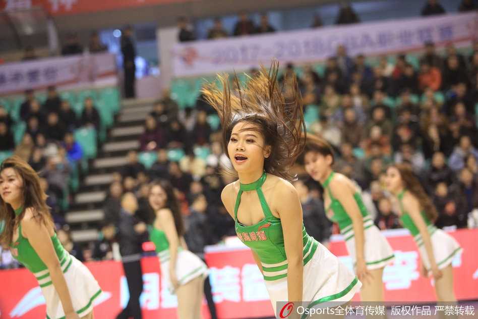 辽篮主场大捷之夜 篮球宝贝热舞点燃冬日激情 热舞结束后,篮球宝贝们在场地中央聚集,摆出结束造型,她们身后的LED广告屏与她们青春洋溢的身影共同定格了这场比赛的精彩瞬间。