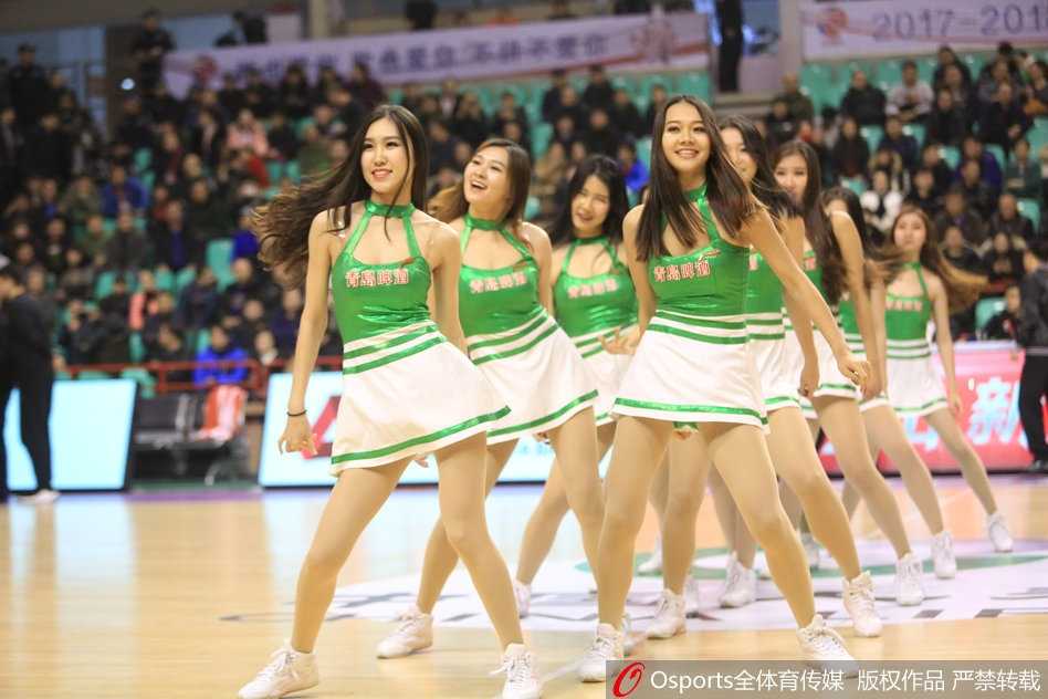 辽篮主场大捷之夜 篮球宝贝热舞点燃冬日激情 篮球宝贝们背对镜头排成一列,整齐地扬起长发,动感的马尾辫与场边闪烁的灯光交相辉映,成为赛场上一道亮丽的风景线。