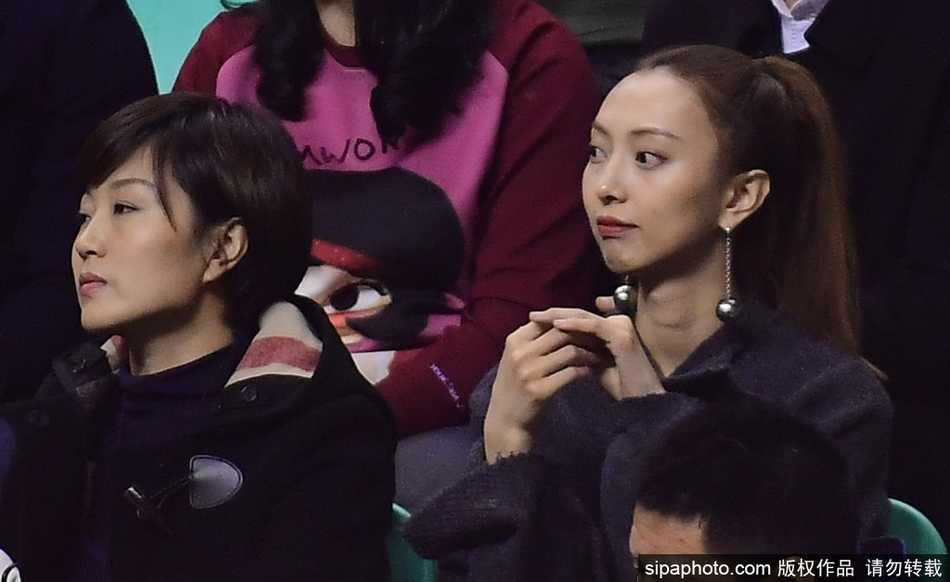 辽篮主场大胜八一,李晓旭爱妻与郭士强妻女场边助阵成温暖风景线 看台上,李晓旭的爱妻目光如炬,她的视线紧紧锁定着场上那个熟悉的身影,温柔中带着一丝紧张,仿佛在用眼神传递着无声的鼓励。