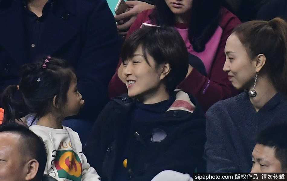 辽篮主场大胜八一,李晓旭爱妻与郭士强妻女场边助阵成温暖风景线 中场休息时,李晓旭爱妻的眼神依然流连在场上,那份关切与期待,仿佛是在等待英雄归来的宁静守望。