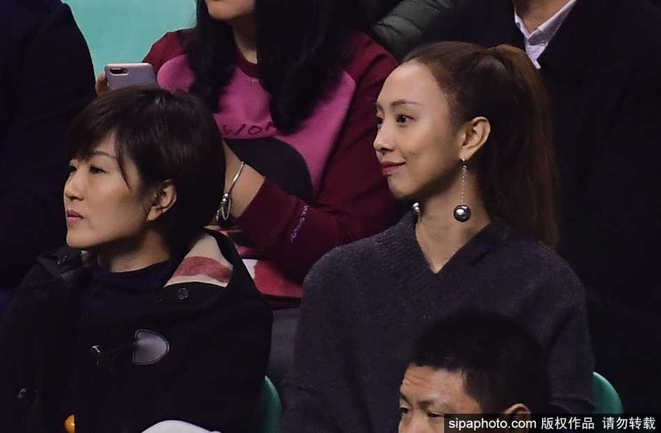 辽篮主场大胜八一,李晓旭爱妻与郭士强妻女场边助阵成温暖风景线 郭士强指导的妻女安静地坐在看台上,小女儿目不转睛地盯着球场,或许在她眼中,父亲在场边指挥若定的样子是世界上最伟岸的背影。