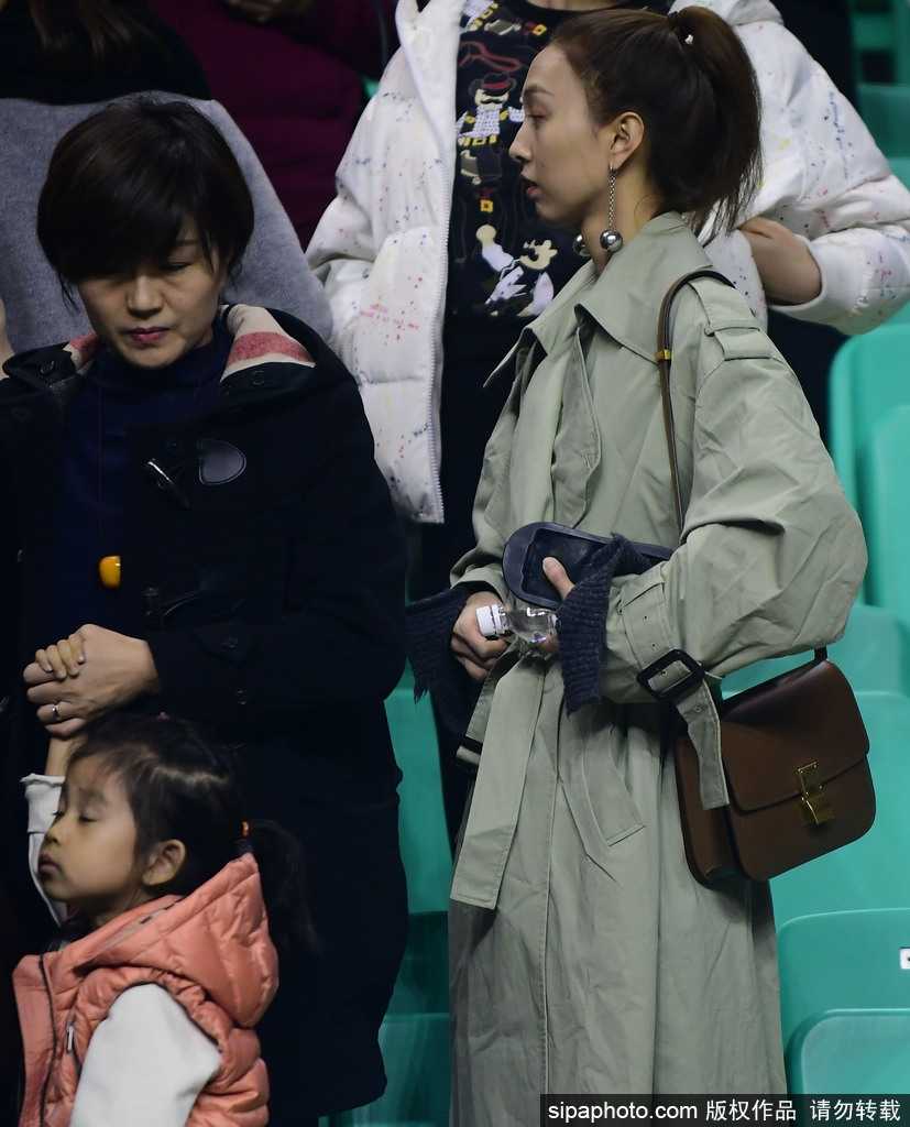 辽篮主场大胜八一,李晓旭爱妻与郭士强妻女场边助阵成温暖风景线 郭士强妻女与李晓旭爱妻在看台上组成了一道特殊的风景线,她们是辽篮将士最坚强的后盾,用爱与陪伴见证着每一个荣耀时刻。