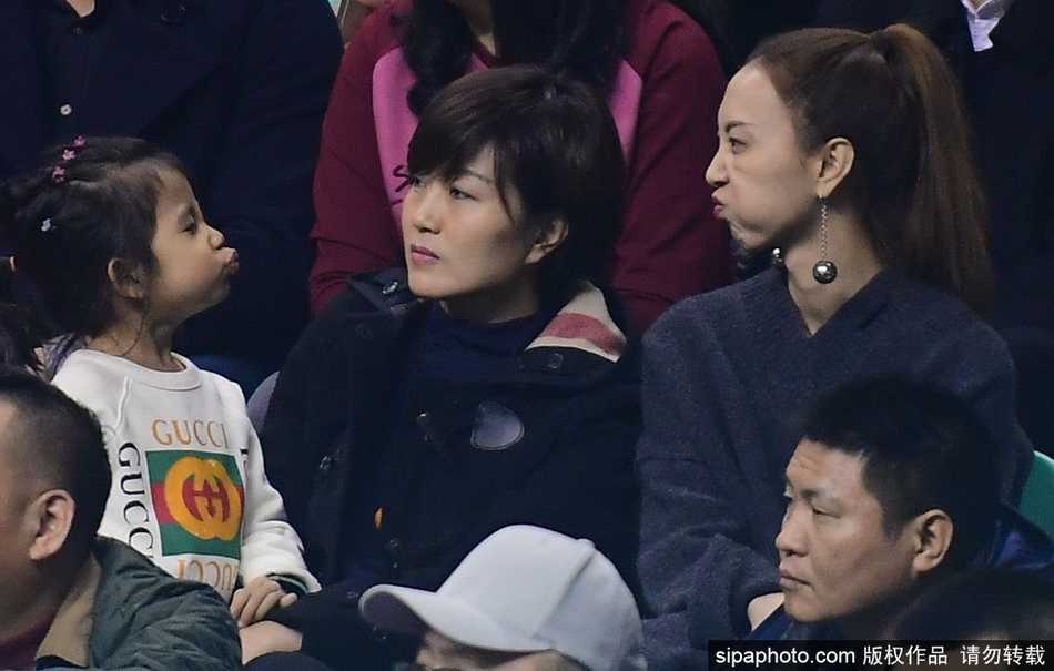 辽篮主场大胜八一,李晓旭爱妻与郭士强妻女场边助阵成温暖风景线 郭士强指导的女儿在母亲的陪伴下,虽然看不太懂复杂的战术,但球馆内山呼海啸般的欢呼声让她也感受到了篮球带来的纯粹快乐。