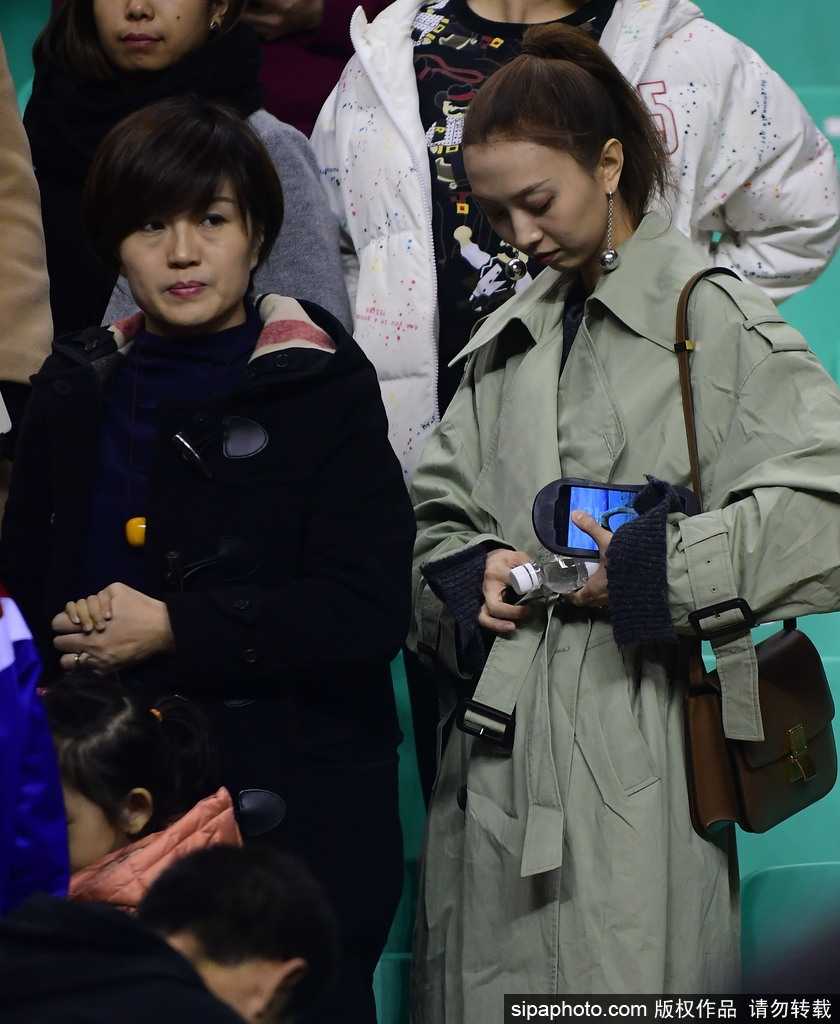 辽篮主场大胜八一,李晓旭爱妻与郭士强妻女场边助阵成温暖风景线 胜利的喜悦洋溢在每一个人的脸上,李晓旭爱妻的笑容如同绽放的花朵,这笑容里有对丈夫表现的骄傲,也有对团队获胜的由衷欣喜。