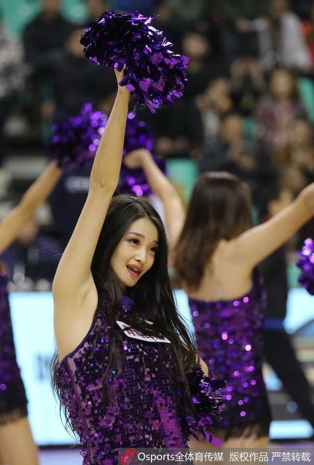 辽篮主场最美风景线 篮球宝贝热舞点燃冬日激情 在聚光灯的照耀下,这位篮球宝贝回眸凝视,眼神中透露出自信与坚定,她不仅是赛场上的舞者,更是传递青春活力的使者。