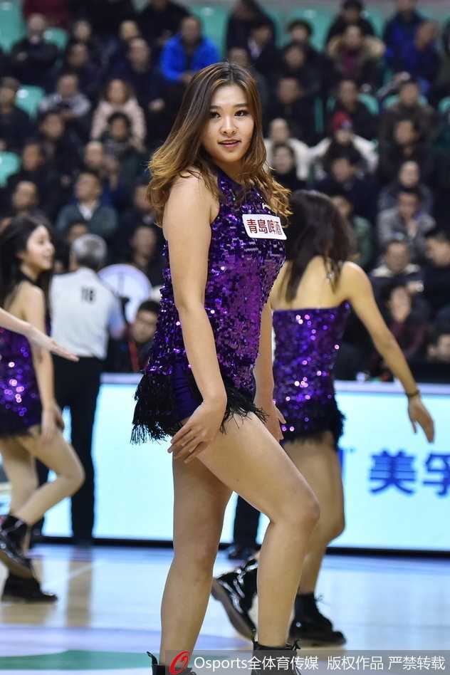 辽篮主场最美风景线 篮球宝贝热舞点燃冬日激情 这位篮球宝贝将长发潇洒地甩向一旁,随性的动作中透露出舞台王者般的自信,飒爽英姿引发现场阵阵欢呼。