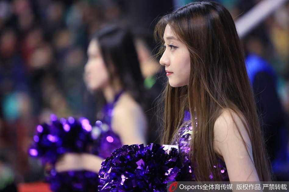 辽篮主场最美风景线 篮球宝贝热舞点燃冬日激情 伴随着动感的音乐节拍,篮球宝贝们整齐划一地舞动身体,她们自信的笑容和充满活力的身姿,仿佛拥有魔力一般,让整个球馆的空气都跟着跳动起来。