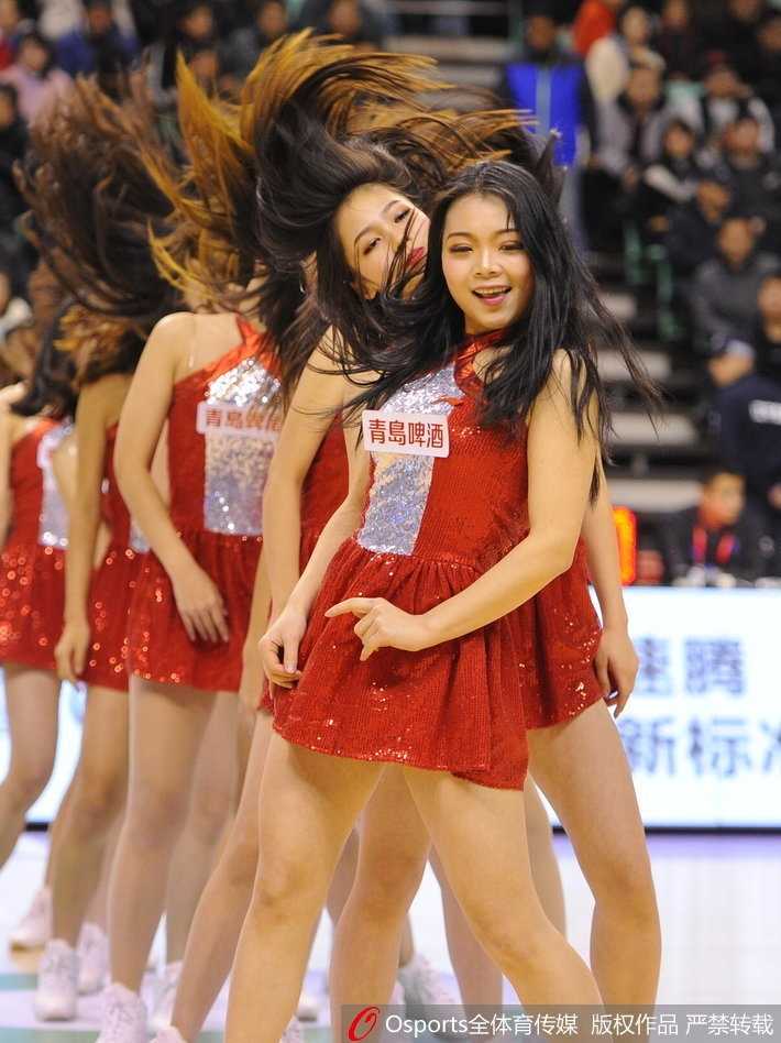 辽篮主场最美风景线 篮球宝贝热舞点燃赛场激情 镜头拉近,这位宝贝的笑容格外甜美,手中的花球仿佛也被她的热情点燃。在寒冷的冬日,她们的存在就像一股暖流,让看台上的球迷忘却了严寒。