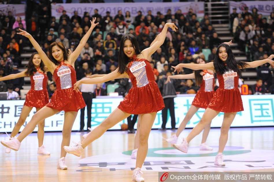 辽篮主场最美风景线 篮球宝贝热舞点燃赛场激情 伴随着动感的旋律,辽宁篮球宝贝们统一身着亮黄色啦啦队服,在场地中央整齐划一地跃起,修长的美腿和充满力量感的舞步瞬间抓住了全场观众的目光。