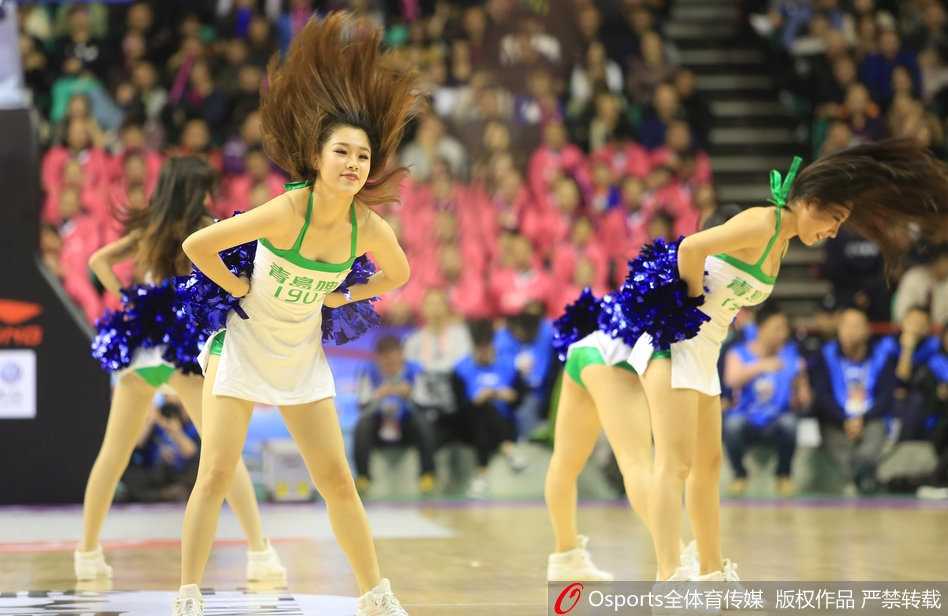 辽篮主场激战广厦 篮球宝贝热舞点燃冬日激情 在变换的霓虹灯光下,啦啦队员们排成整齐的队列,每一个精准的卡点和有力的动作,都展现出她们专业且刻苦的训练成果,让观众席上爆发出阵阵喝彩。