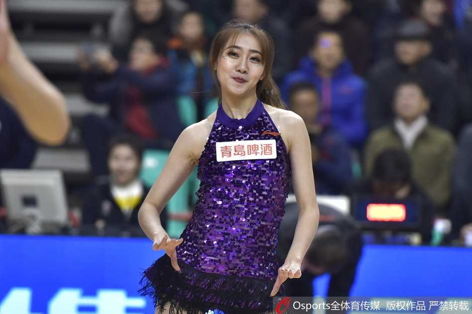 镜头拉近，这位领舞的宝贝笑容灿烂明媚，眼神坚定有力。她张开双臂，仿佛要拥抱整个球馆的热情，极具感染力的表情让看台上的观众不自觉跟着她的节奏挥舞起手中的充气棒。