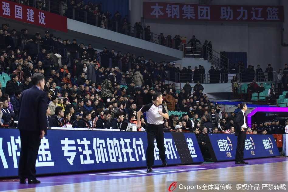 辽篮主场爆冷不敌江苏 球迷心碎提前退场 偌大的看台上,身穿红色助威服的辽宁球迷们纷纷起身,只留下空荡荡的座椅和他们还未完全展开的加油横幅,仿佛一场热闹盛宴的提前散场。