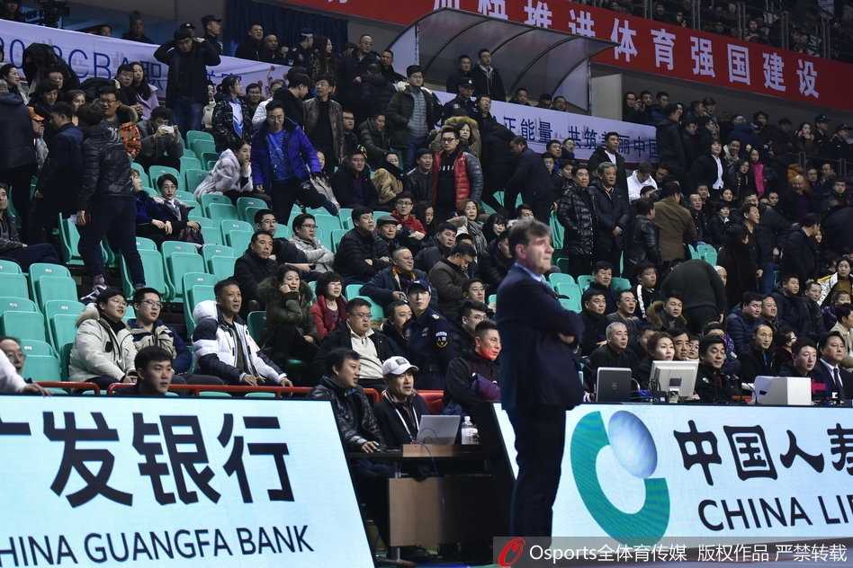 辽篮主场爆冷不敌江苏 球迷心碎提前退场 身穿白色球衣的江苏肯帝亚球员在场上积极拼抢,而辽宁队的后卫在严密防守下显得步履蹒跚,整支球队的进攻如同陷入了泥沼,毫无往日水银泻地般的流畅。