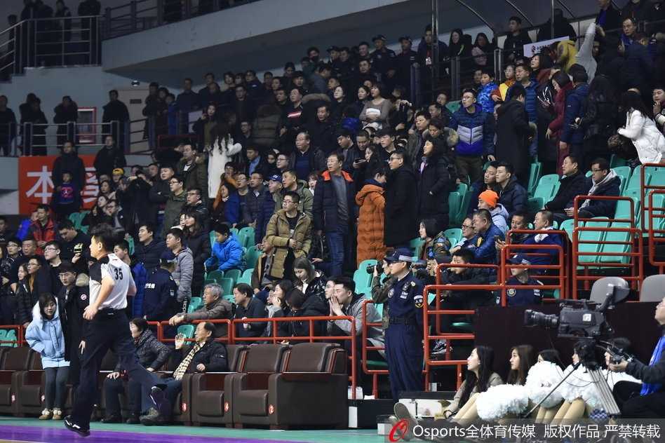 辽篮主场爆冷不敌江苏 球迷心碎提前退场 辽宁队主帅郭士强在场边焦急地指挥着比赛,眼神中透露出对场上局面的无能为力,身后的电子记分牌上,84-98的比分显得格外刺眼,宣告着五连胜的终结。