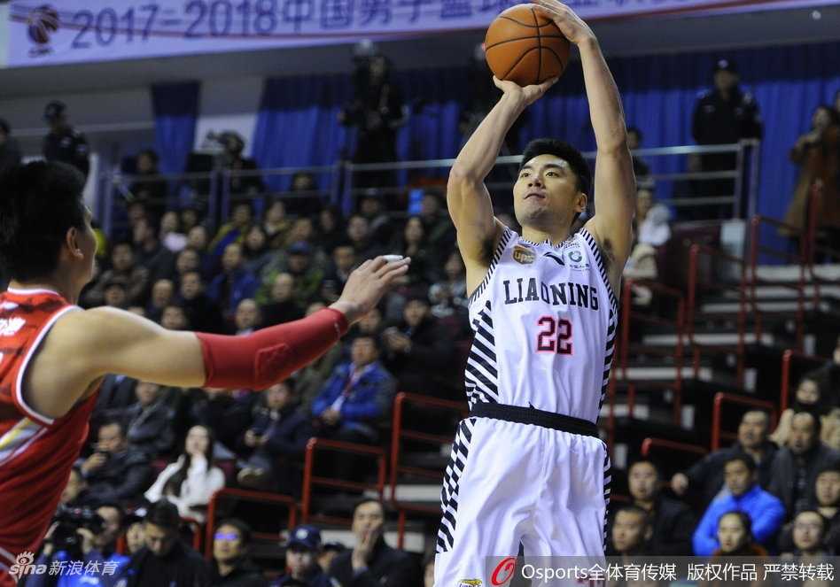 辽篮主场狂飙掀翻八一铁军 赛季开局强势取三连胜 辽篮将士在主场球迷震耳欲聋的助威声中全线出击,郭艾伦犹如一把尖刀刺穿八一防线,瞬间点燃全场激情。