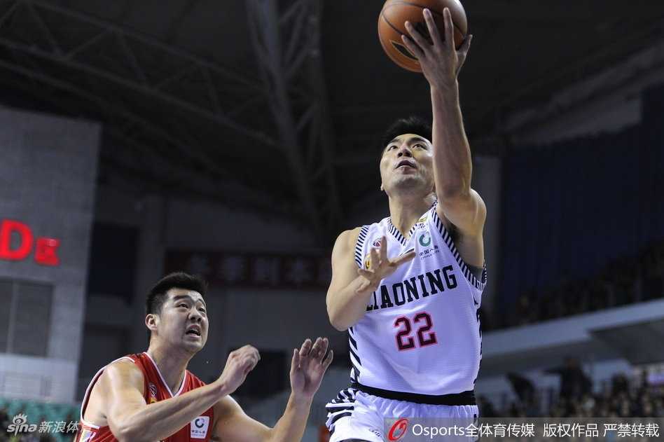 辽篮主场狂飙掀翻八一铁军 赛季开局强势取三连胜 巴斯在防守端完成抢断后一条龙奔袭至前场,高高跃起完成单手劈扣,这记雷霆万钧的暴扣让整个球馆瞬间陷入沸腾。