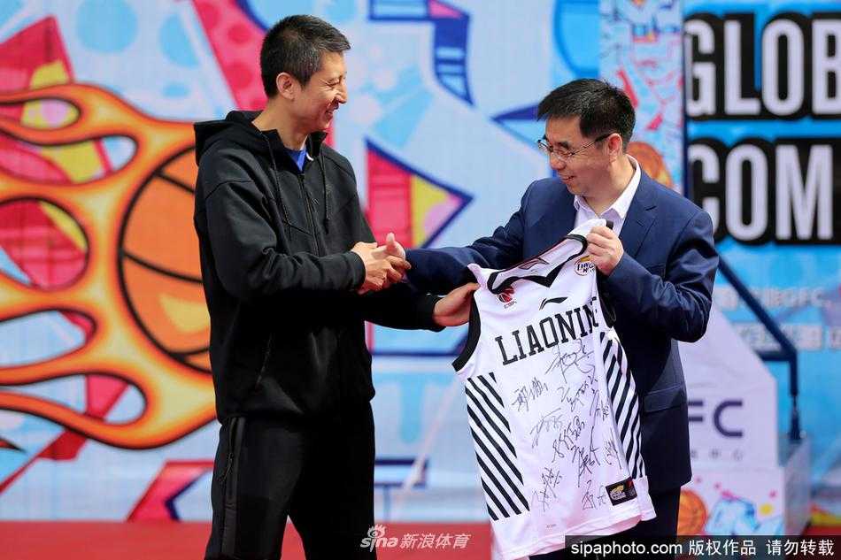 辽篮主帅郭士强现身沈阳街头篮球赛引爆全城激情 热情的沈阳球迷将郭士强团团围住,纷纷举起手中的球衣和篮球索要签名,郭士强低头认真为球迷签名。