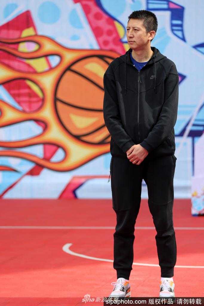 辽篮主帅郭士强现身沈阳街头篮球赛引爆全城激情 郭士强在活动现场将一件签有辽宁男篮全队将师名字的珍贵签名球衣赠送给主办方地产老总,两人握手致意。
